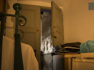 ...ci porta davanti a una porta grigia socchiusa: � l'accesso a un vero e proprio pezzo di storia